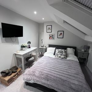 Room in a Shared House, Franche Court Road, SW17 - Photo 2