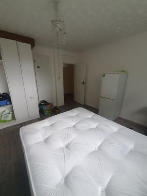 1 bedroom in a flat share to rent - Photo 1