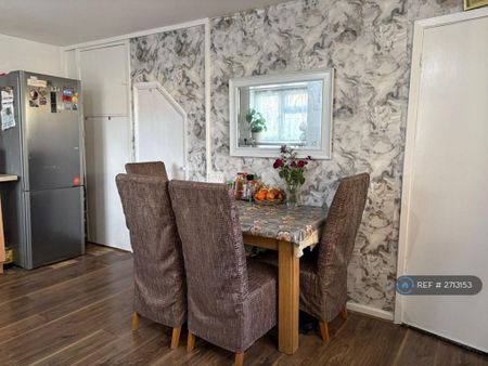 2 bedroom semi-detached house to rent - Photo 2