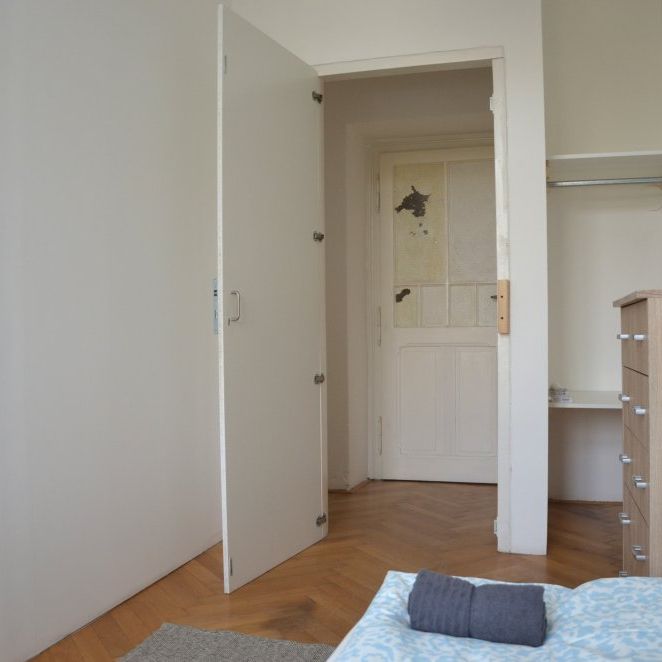 Útulný zařízený pokoj k pronájmu v Praze 6 nedaleko metra Malostranská - Fotografie 1