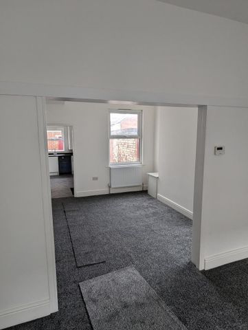 4 bedroom end of terrace house to rent - Photo 2