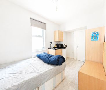 Room in a Shared House, Whitehorse Road, CR0 - Photo 1