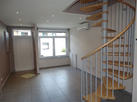 Maison entièrement rénovée avec jardin emmuré - Photo 5