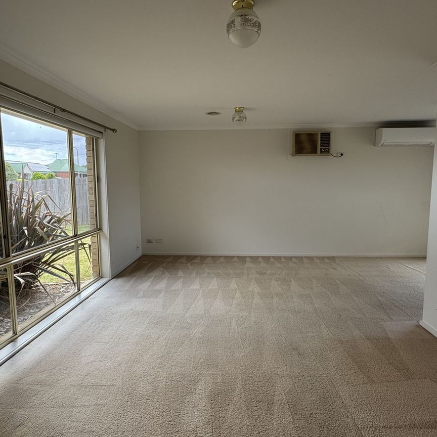 Large 4 Bedroom House - Photo 1