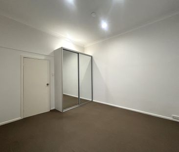 Spacious Apartment with Air Conditioning in Prime Location - Photo 2