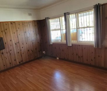 2 Bedroom House - Photo 2