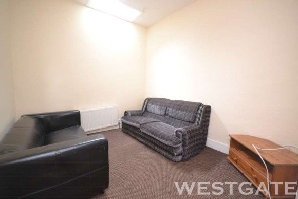 4 Bed - Erleigh Road, Earley - Photo 1