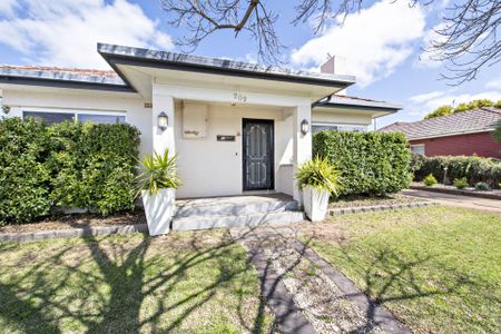 Three-Bedroom Cottage in Central Location - Photo 5