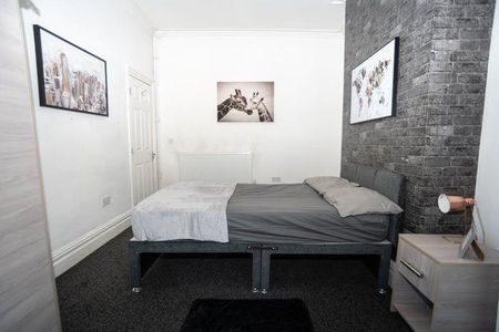 1 bedroom in a house share to rent - Photo 2