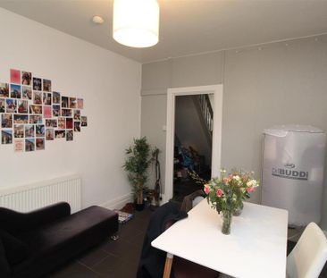 5 bedroom private hall to rent - Photo 1