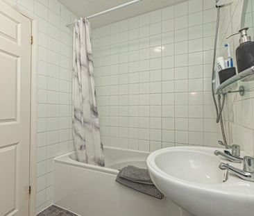 2 bedroom Flat To Let - Photo 6