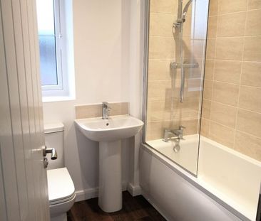 2 Bed Bungalow, Lomas Close, M5 - Photo 2