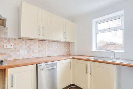 3 bedroom semi-detached house to rent - Photo 2