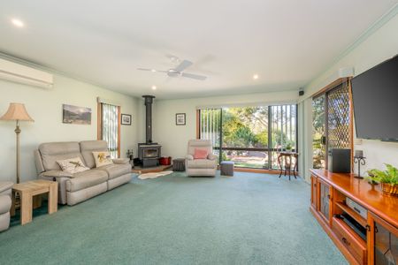 5 BEDROOM HOME IN MOOROOPNA!!! - Photo 5