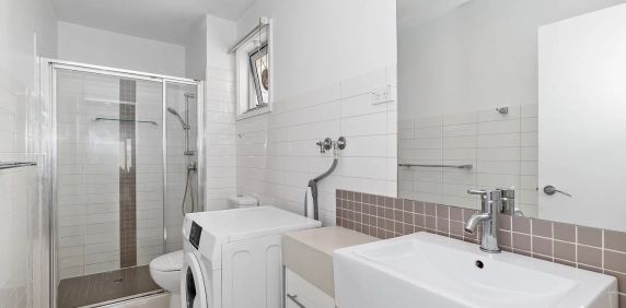 Impeccably designed living on one of St Kilda's best streets - Photo 2
