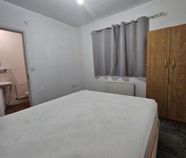 1 bedroom in a house share to rent - Photo 2