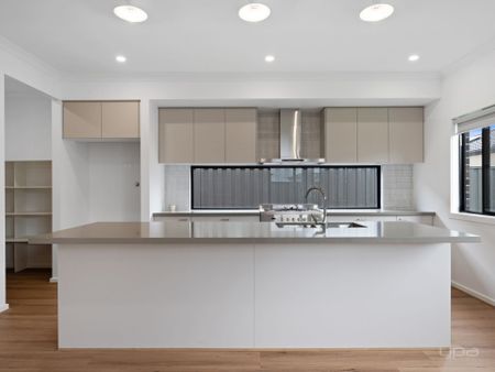 5 BEDROOM FAMILY HOME WITH 3 BATHROOMS - Photo 2