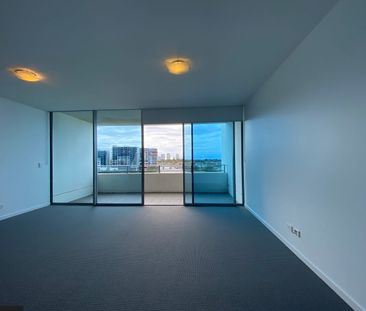 Top Floor Waterfront Living Opposite Harbour Town Shopping Centre! - Photo 1