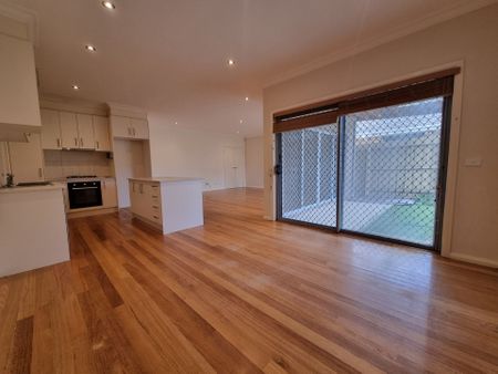 Modern & Spacious Townhouse - Photo 5