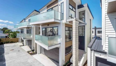 Modern Freestanding House with Double Garage - Photo 5