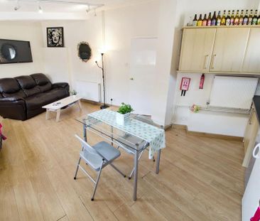 4 bedroom flat to rent - Photo 5