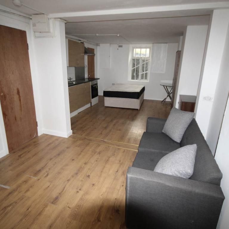 Studio to rent - Photo 1