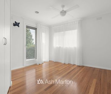 Spacious Family Home with Garden, Balcony, and Versatile Living Spaces - Photo 2