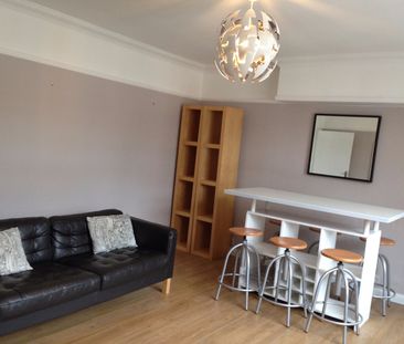 2 Bed Flat, Severus Road, SW11 - Photo 2