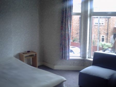 4 bedroom House Ernest St Crewe CW2 - Photo 2