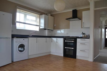 3 bedroom semi-detached bungalow to rent - Photo 3