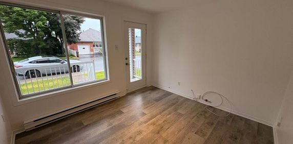 5 1/2 + sous-sol à louer - Photo 2