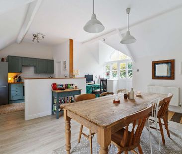 Recently refurbished three bed house with large private garden - Photo 3