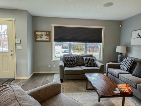 Family Living In Evanston – Steps From Schools, Parks & Shopping Double Garage - Photo 2