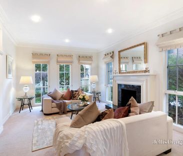 Idyllic, own frontage, freestanding oasis - Photo 2