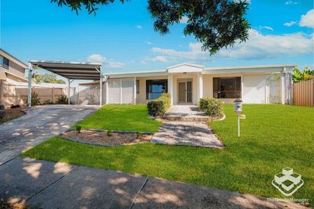 Spacious Home with Pool & 3 Air Conditioners Within Sunnybank Hills State School Catchment - Photo 3