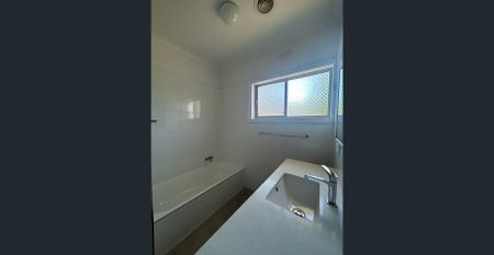 3 bedroom home in the West End - Photo 4