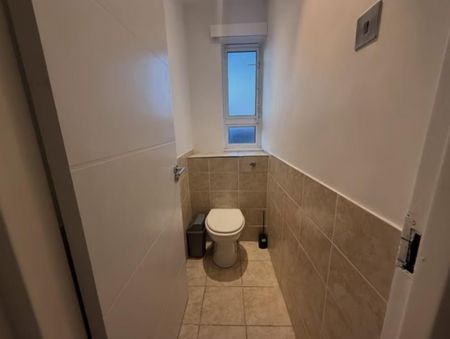 3 bedroom flat to rent - Photo 3