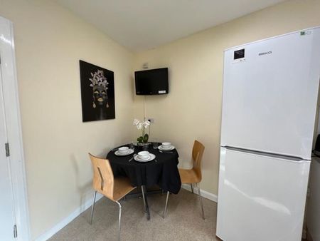 1 bedroom in a flat share to rent - Photo 5
