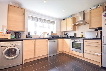 Well presented 2 bedroom property to rent in Duxford with excellent access to A14, M11 & local Business Parks. Garden to rear of property. GCH. Part-furnished. - Photo 5