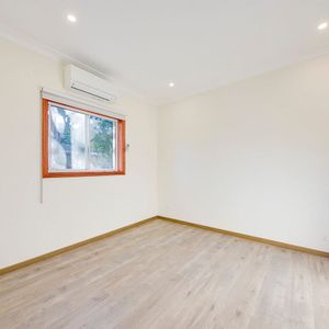 Charming One-Bedroom Granny Flat in Quiet, Convenient Location - Photo 2
