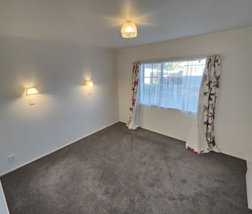 Well presented home in convenient location - Photo 2