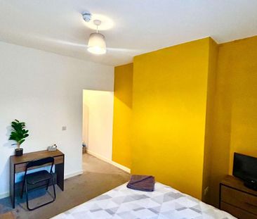 13 bedroom house of multiple occupation to rent - Photo 3