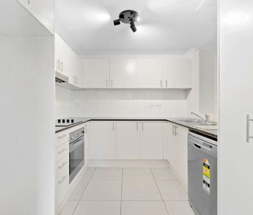 Modern 3 Bedroom Townhouse - Photo 3