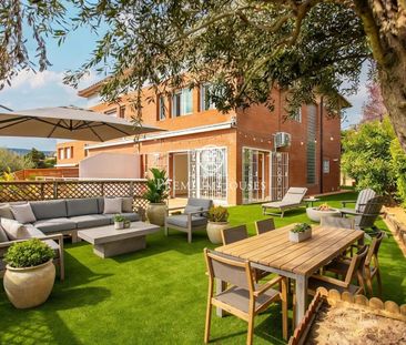 Casa esquinera con piscina comunitaria y preciosas vistas al mar - Photo 4