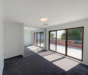 IMPRESSIVE FULLY RENOVATED 4 BEDROOM FAMILY HOME - LOW MAINTENANCE - Photo 4