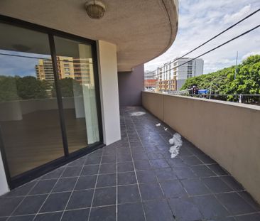 2-Bedroom Apartment with Large Balcony & New Flooring – Prime Rockd... - Photo 4