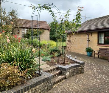 Detached 4 bed bungalow with working from home potential to let in Carterton - Photo 5