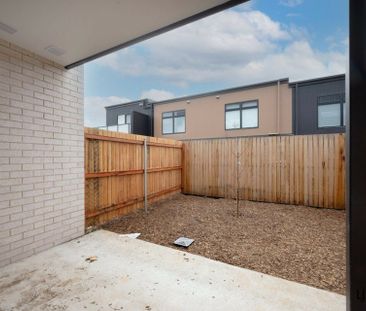 Townhouse in Millie complex! - Photo 1