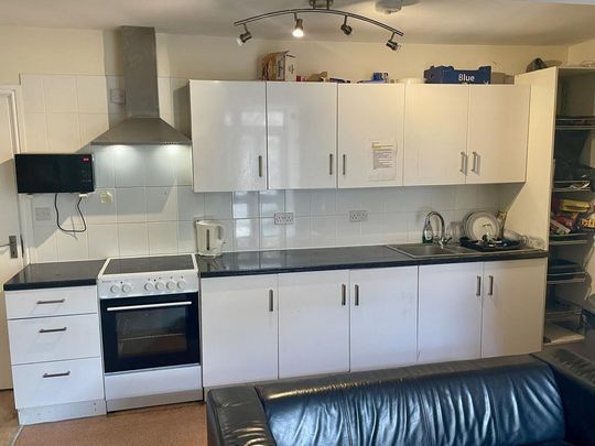 1 bedroom in a house share to rent - Photo 1