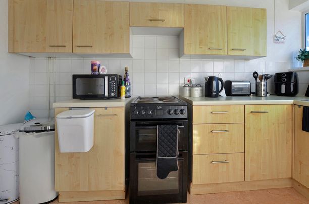 A one bedroom, first floor apartment, with resident’s parking, located within a pleasant cul-de sac, in the sought-after village of Great Shelford. Close to local village amenities and local train station. - Photo 1